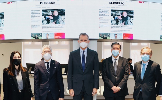 Su Majestad el Rey acompañado por las autoridades y personalidades